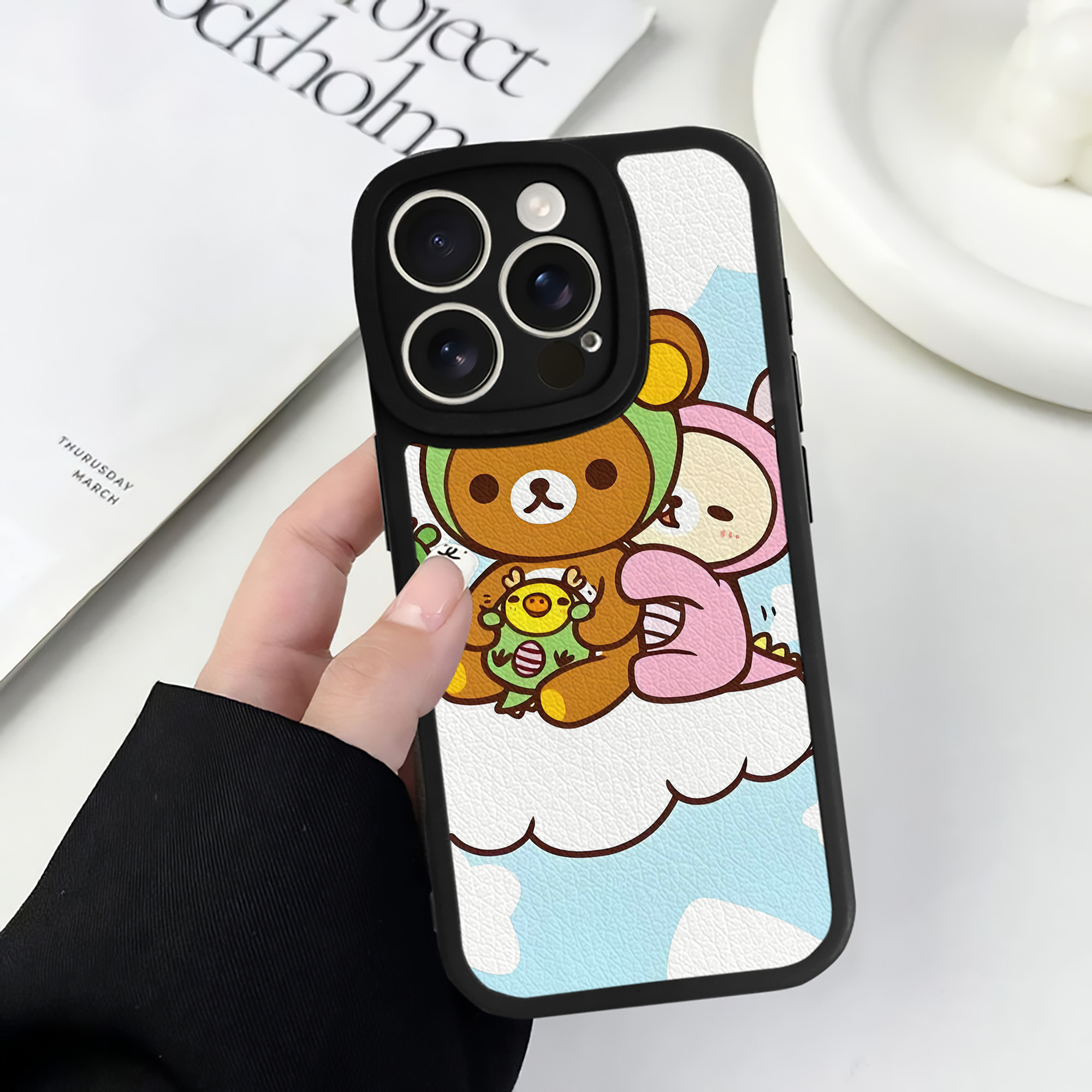 （画像用） リラックマ リラックマ キイロイトリ Rilakkuma Korilakkuma Kiiroitori 【iPhone 16シリーズ対応】シリコンスマホケース（レザー調） 材質：シリコン